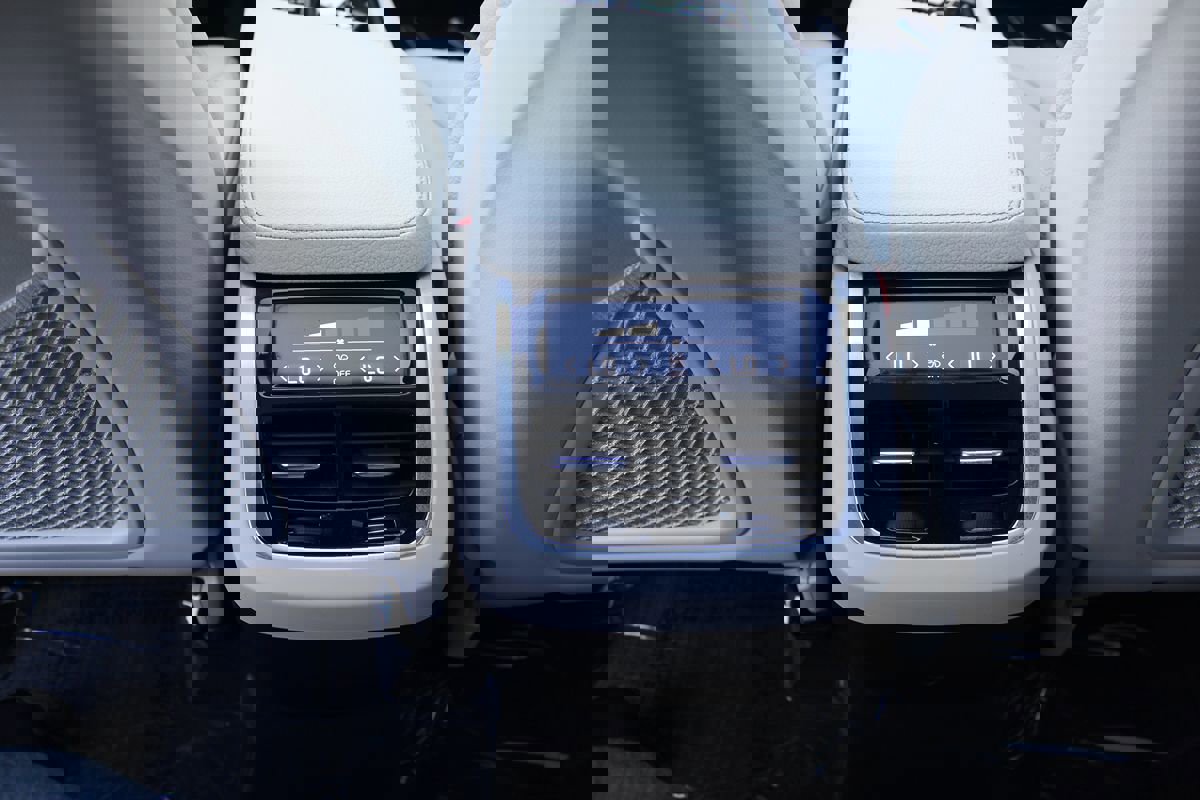 Used 2017 Volvo XC90 T6 Momentum w/ Vision Package image 31