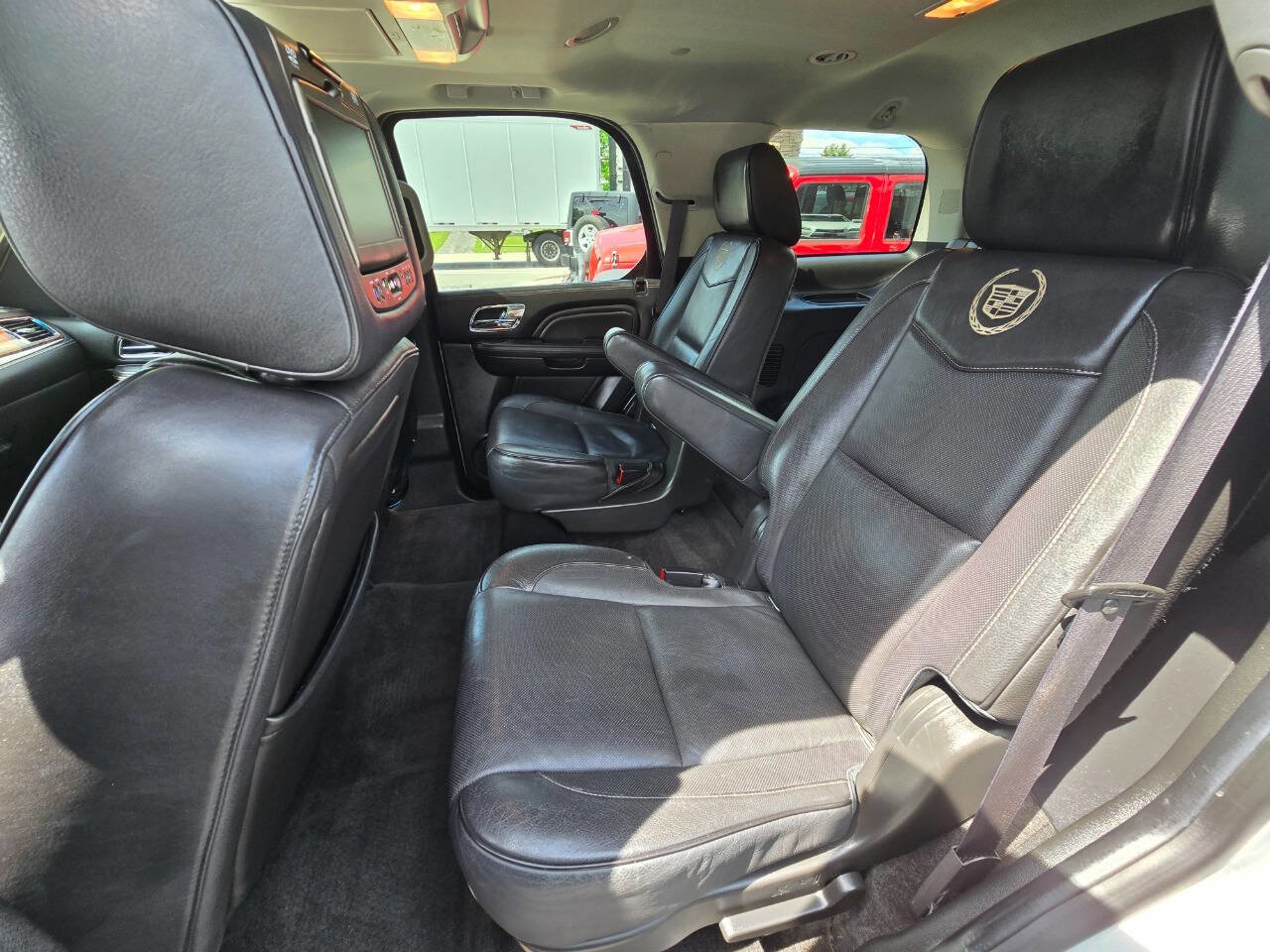 Used 2014 Cadillac Escalade Platinum image 27