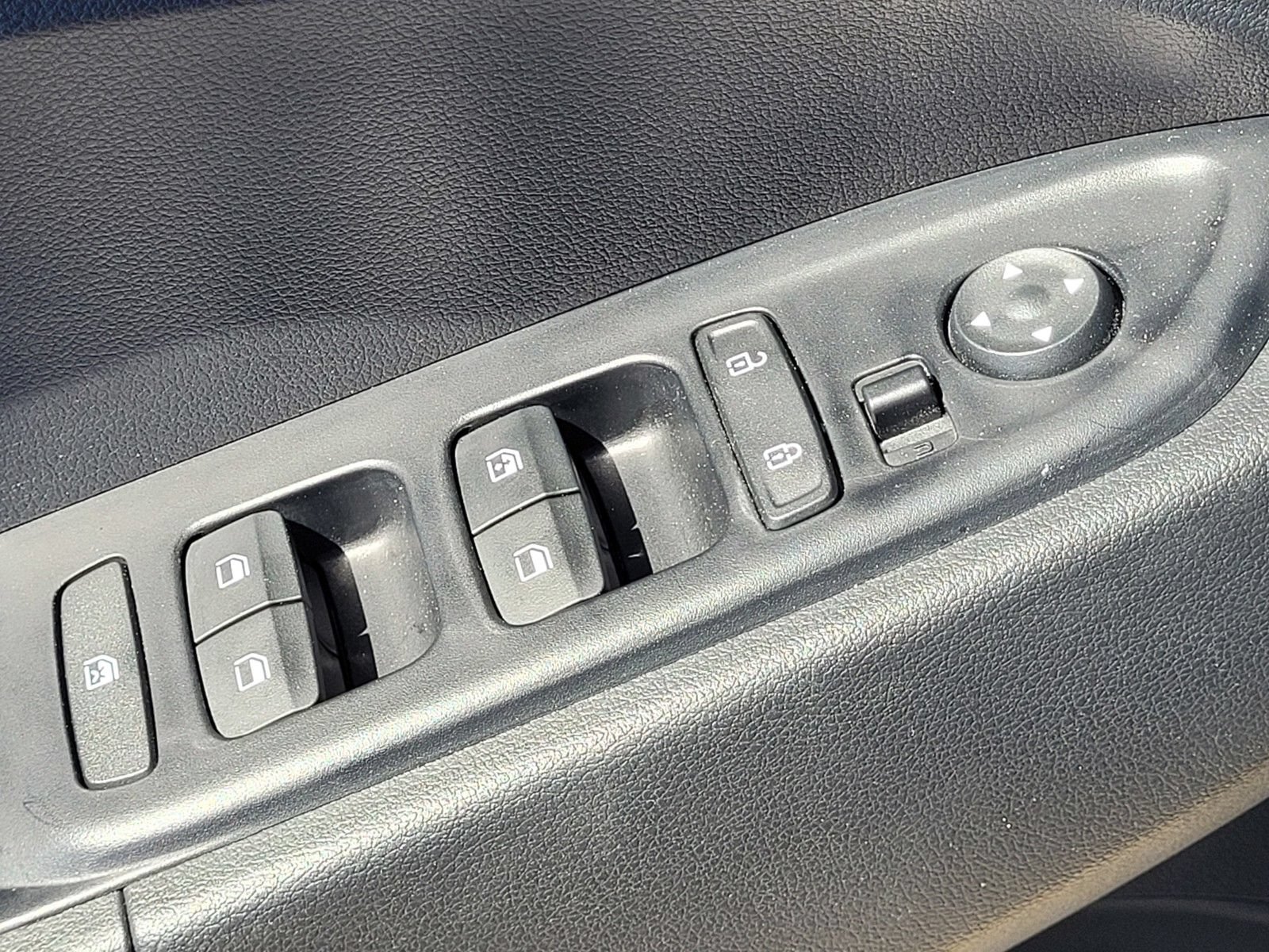 Certified 2025 Hyundai Venue SEL FWD image 23