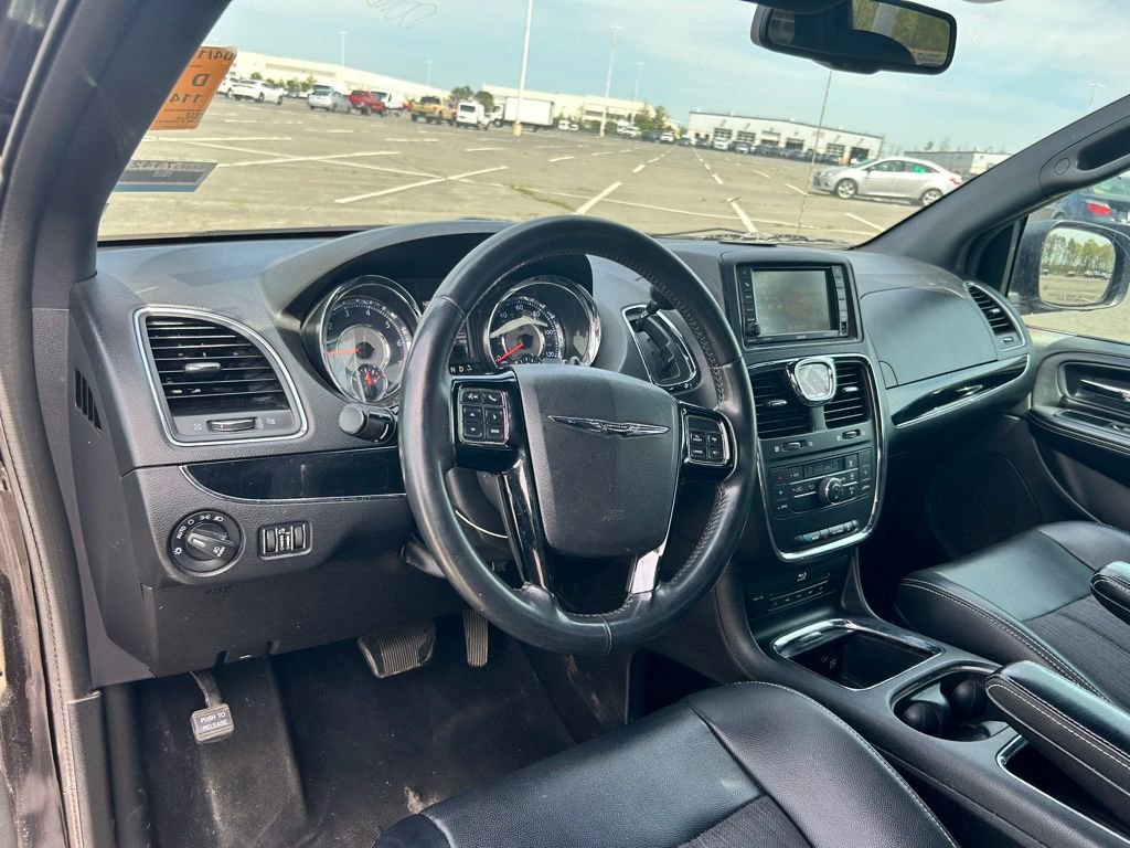 Used 2013 Chrysler Town & Country S FWD image 9