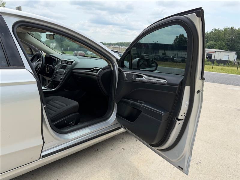 Used 2017 Ford Fusion SE FWD image 11