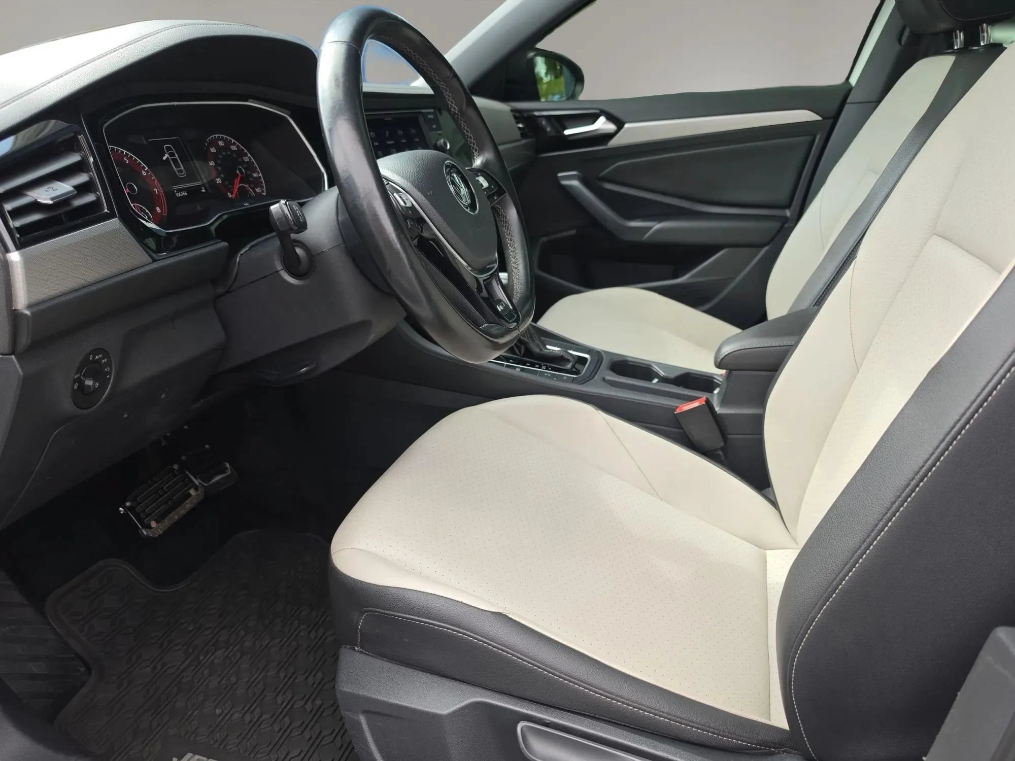 Used 2020 Volkswagen Jetta R-Line w/ R-Line Cold Weather Package FWD image 9