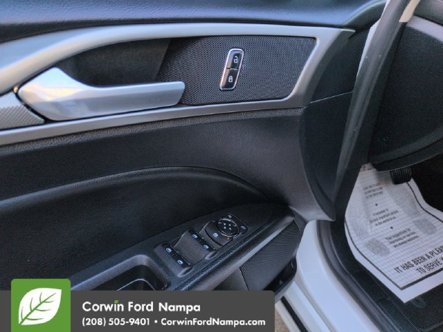 Used 2018 Ford Fusion SE w/ Fusion SE Technology Package FWD image 11
