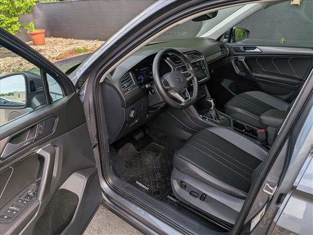 Used 2023 Volkswagen Tiguan SE w/ Panoramic Sunroof Package FWD image 24