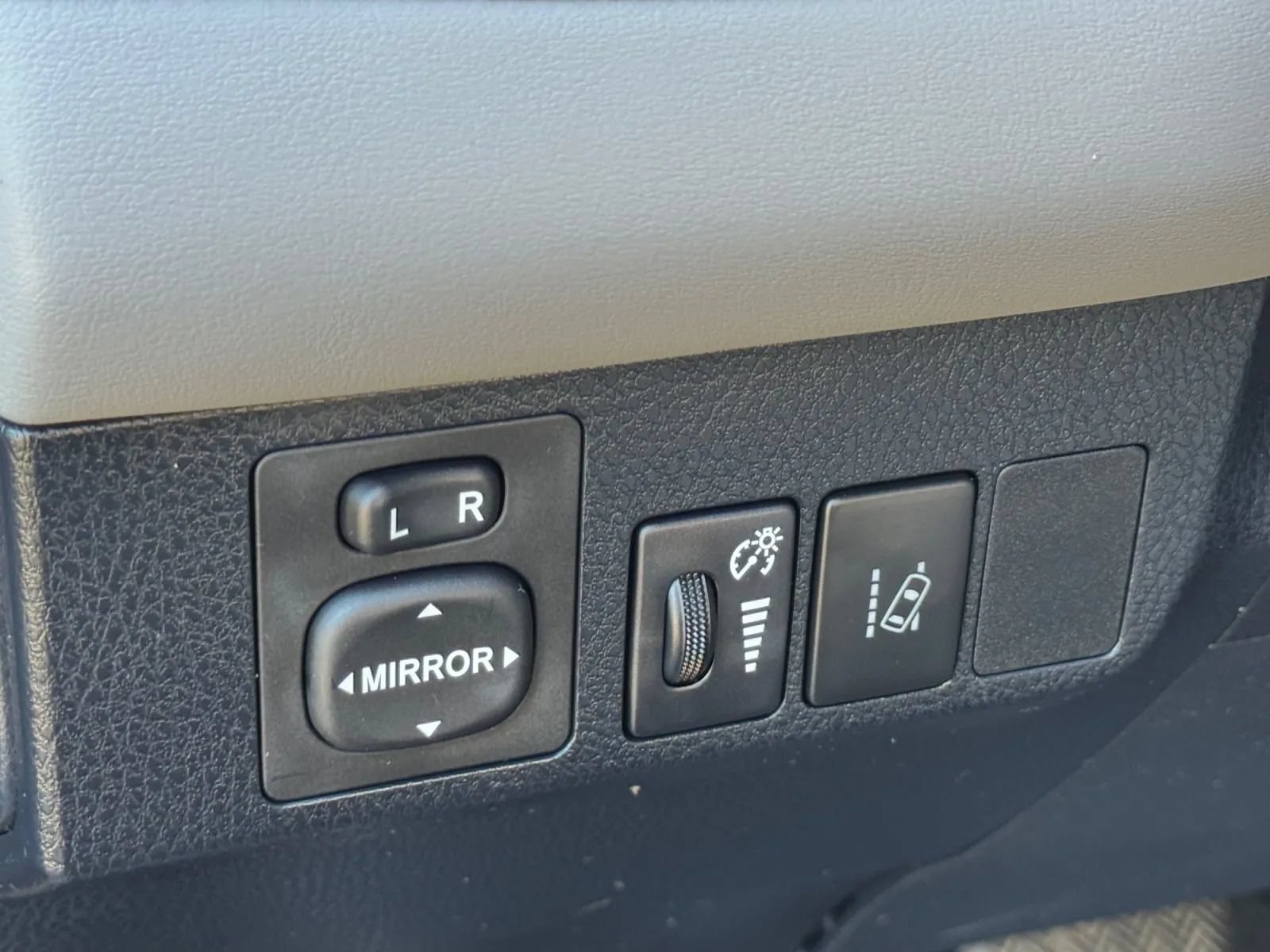 Used 2018 Toyota RAV4 XLE AWD/4WD image 24