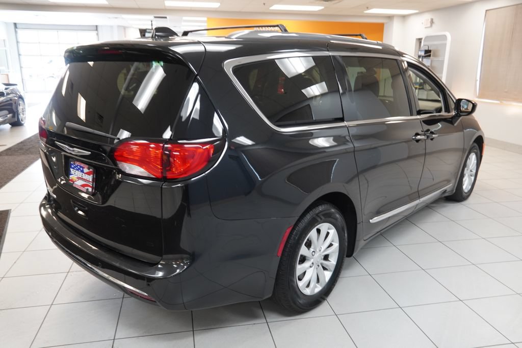 Used 2019 Chrysler Pacifica Touring-L FWD image 12