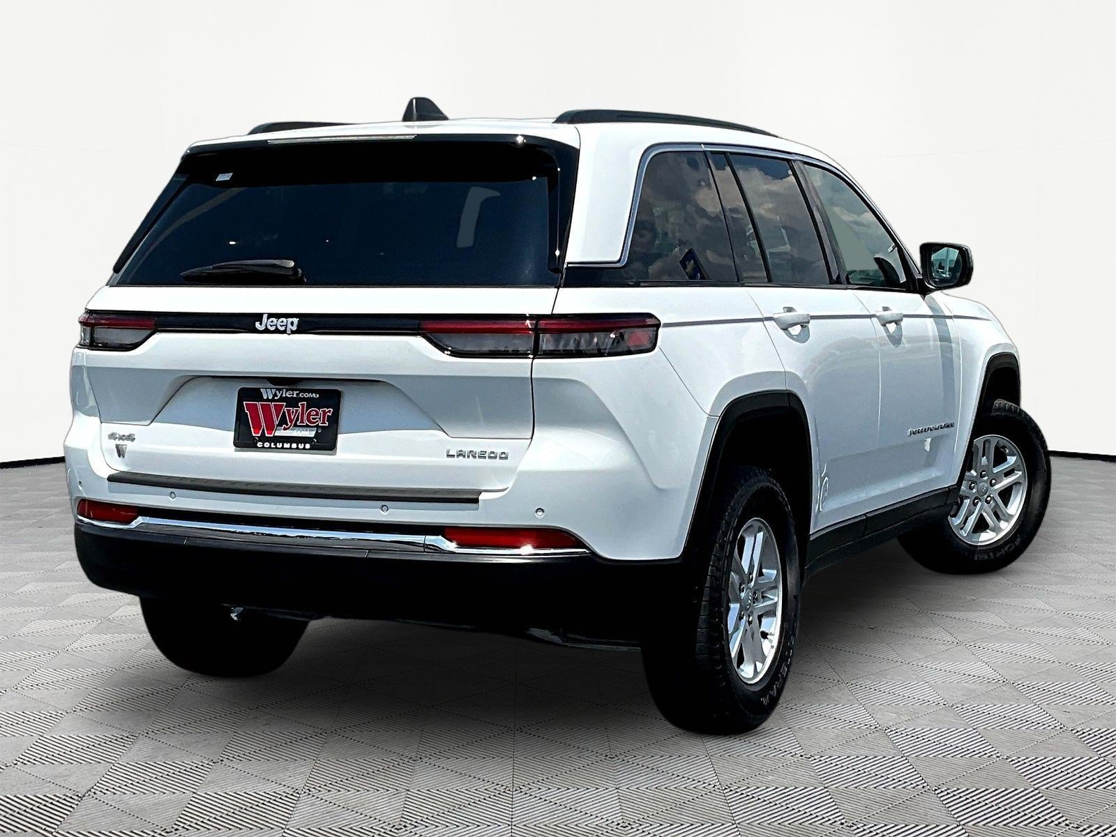 Used 2024 Jeep Grand Cherokee Laredo AWD/4WD image 6