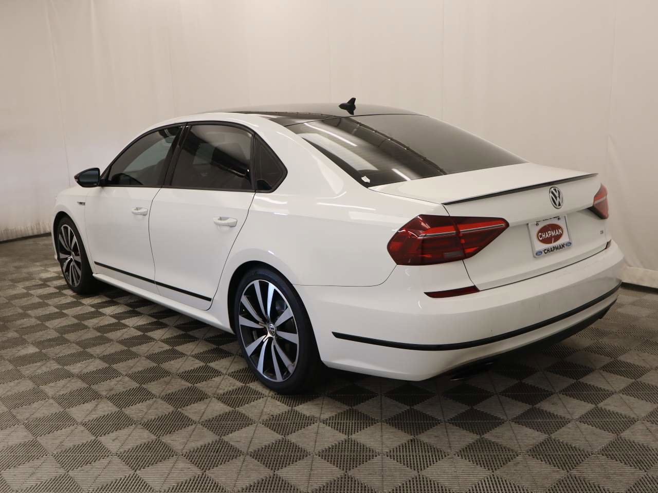 Used 2018 Volkswagen Passat GT FWD image 3