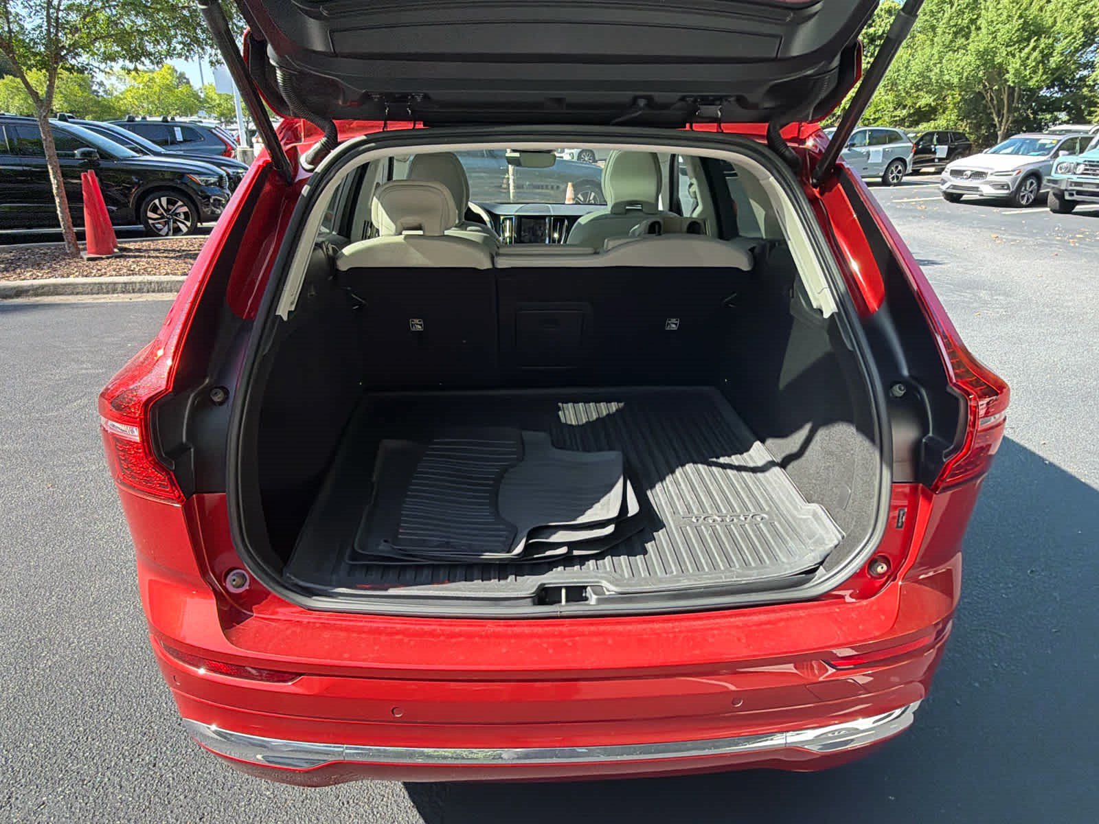 Used 2023 Volvo XC60 B5 Plus AWD/4WD image 22