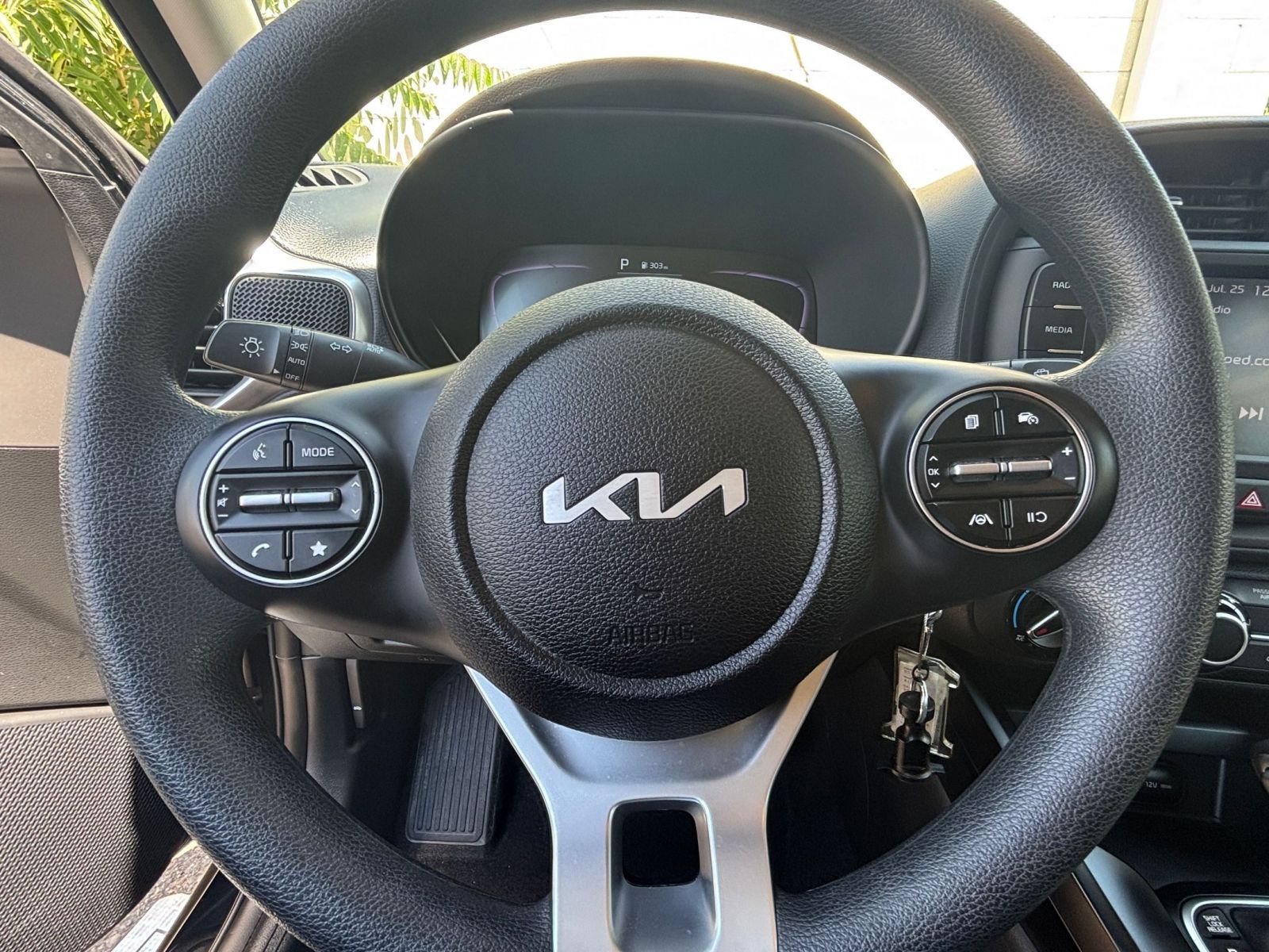 Used 2025 Kia Soul LX w/ LX Technology Package FWD image 24