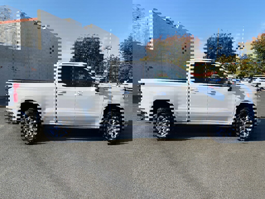 Used 2025 Chevrolet Silverado 1500 LT image 7