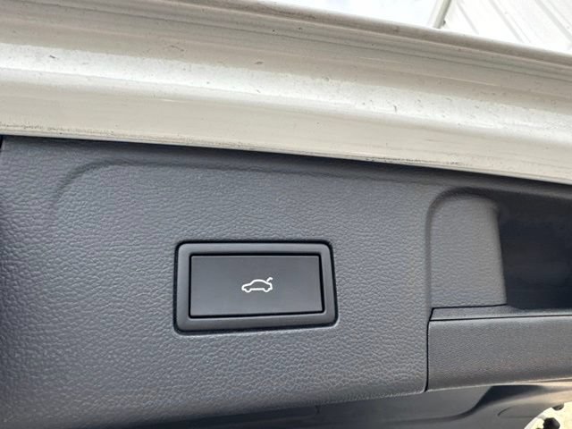 Used 2025 Volkswagen Atlas Peak Edition SE AWD/4WD image 12