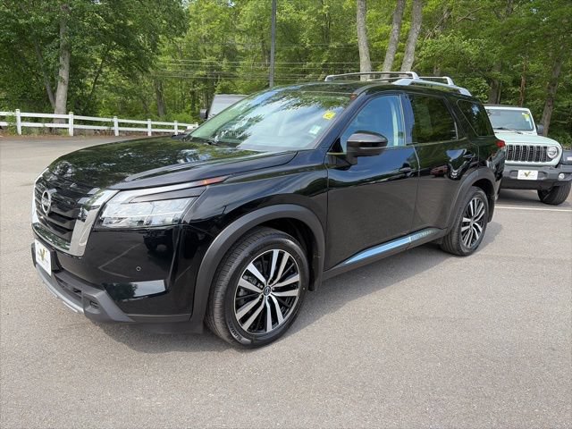 Used 2024 Nissan Pathfinder Platinum w/ Cargo Package AWD/4WD image 2