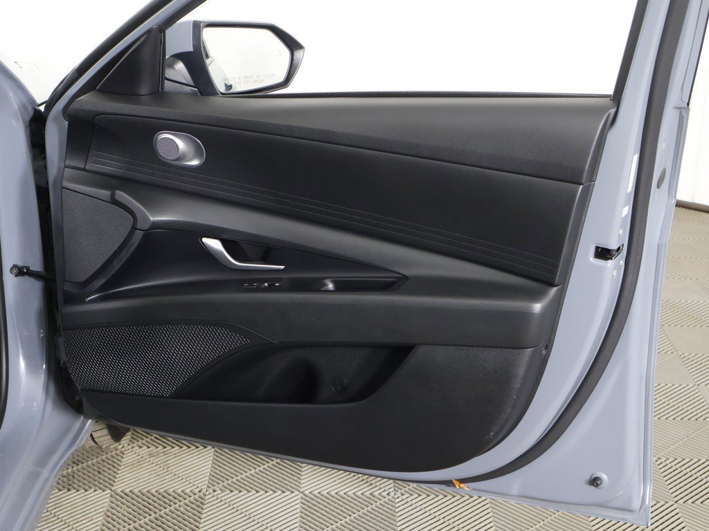 Used 2021 Hyundai Elantra SE image 22