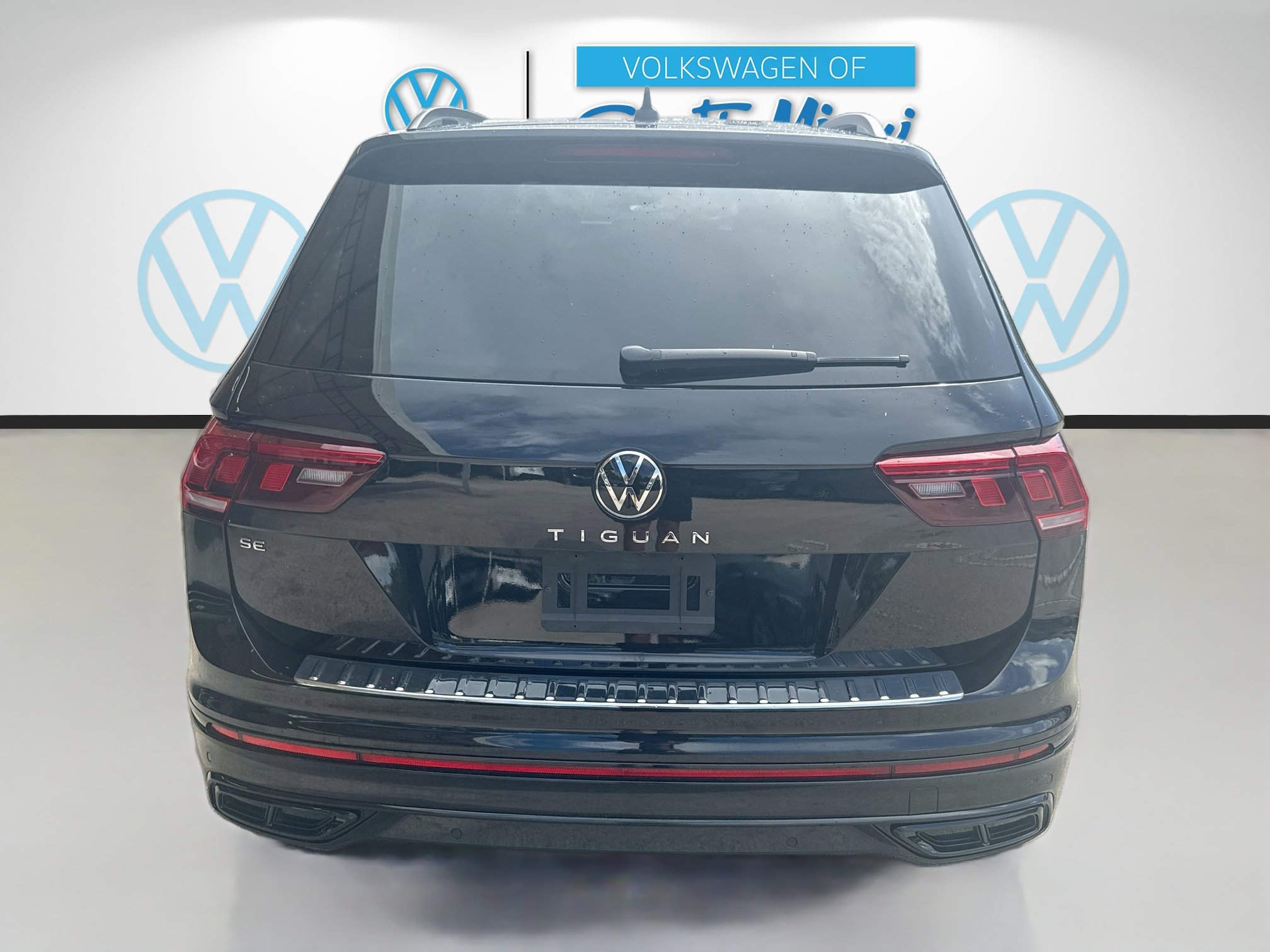 Used 2024 Volkswagen Tiguan SE R-Line FWD image 6