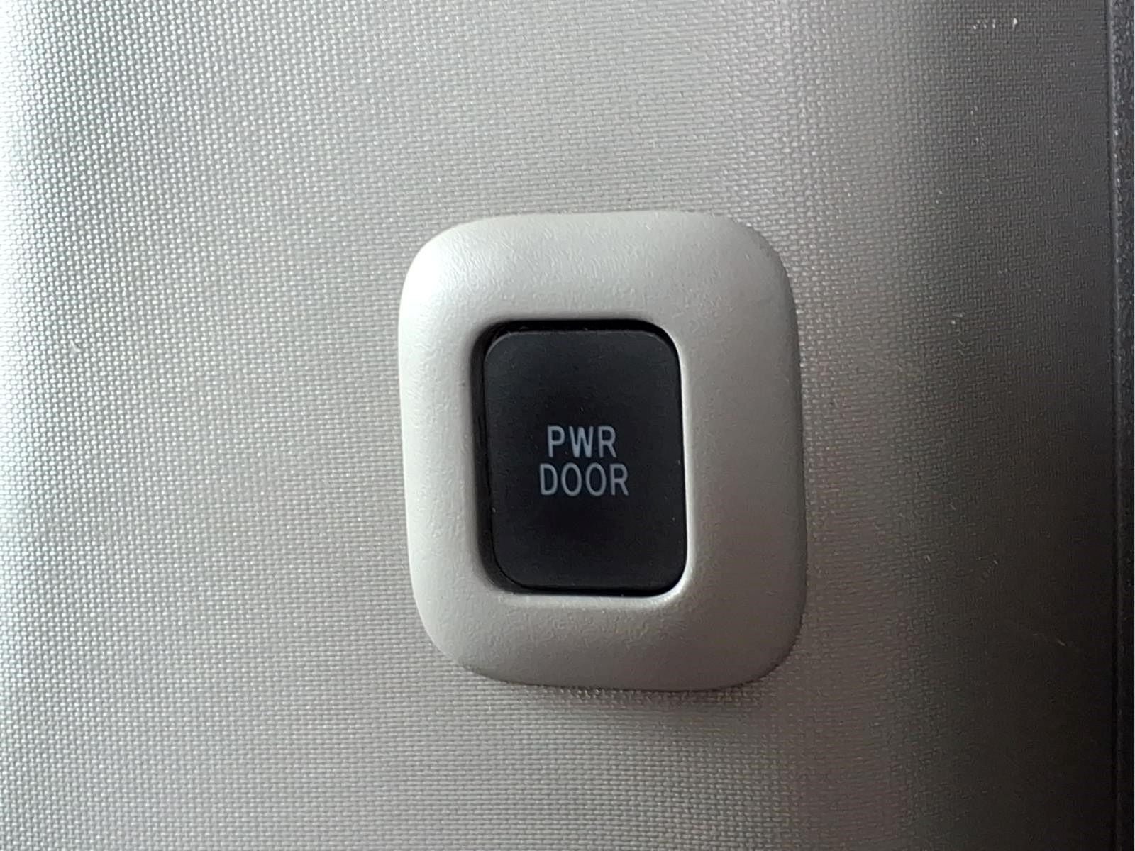 Used 2018 Toyota Sienna LE FWD image 23