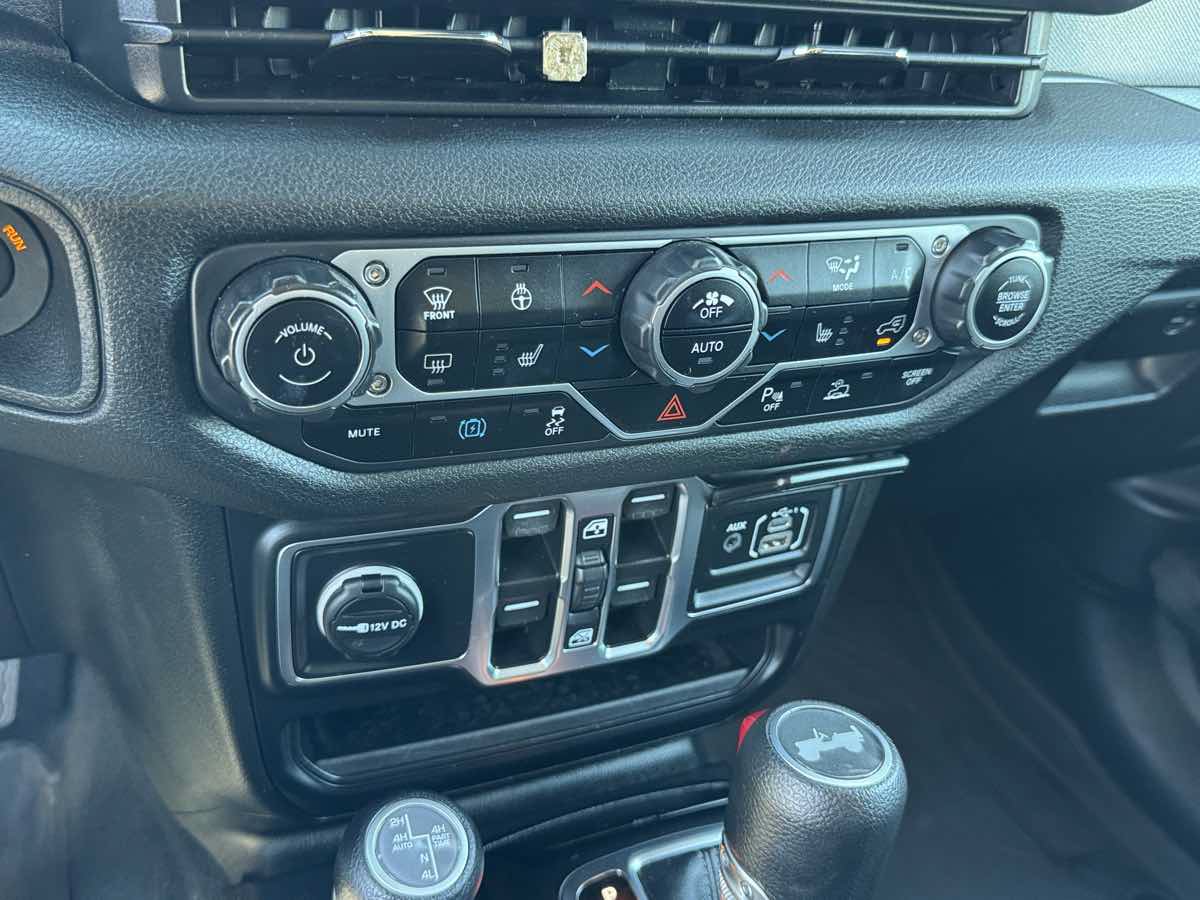 Used 2024 Jeep Wrangler Unlimited w/ Convenience Group AWD/4WD image 31