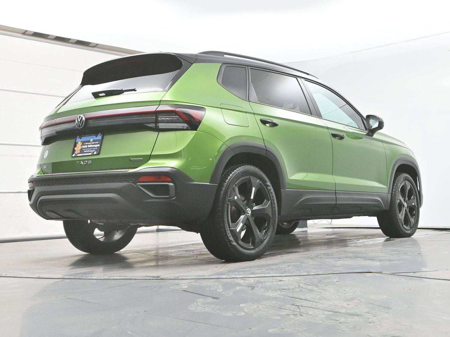 Certified 2025 Volkswagen Taos SE AWD/4WD image 32