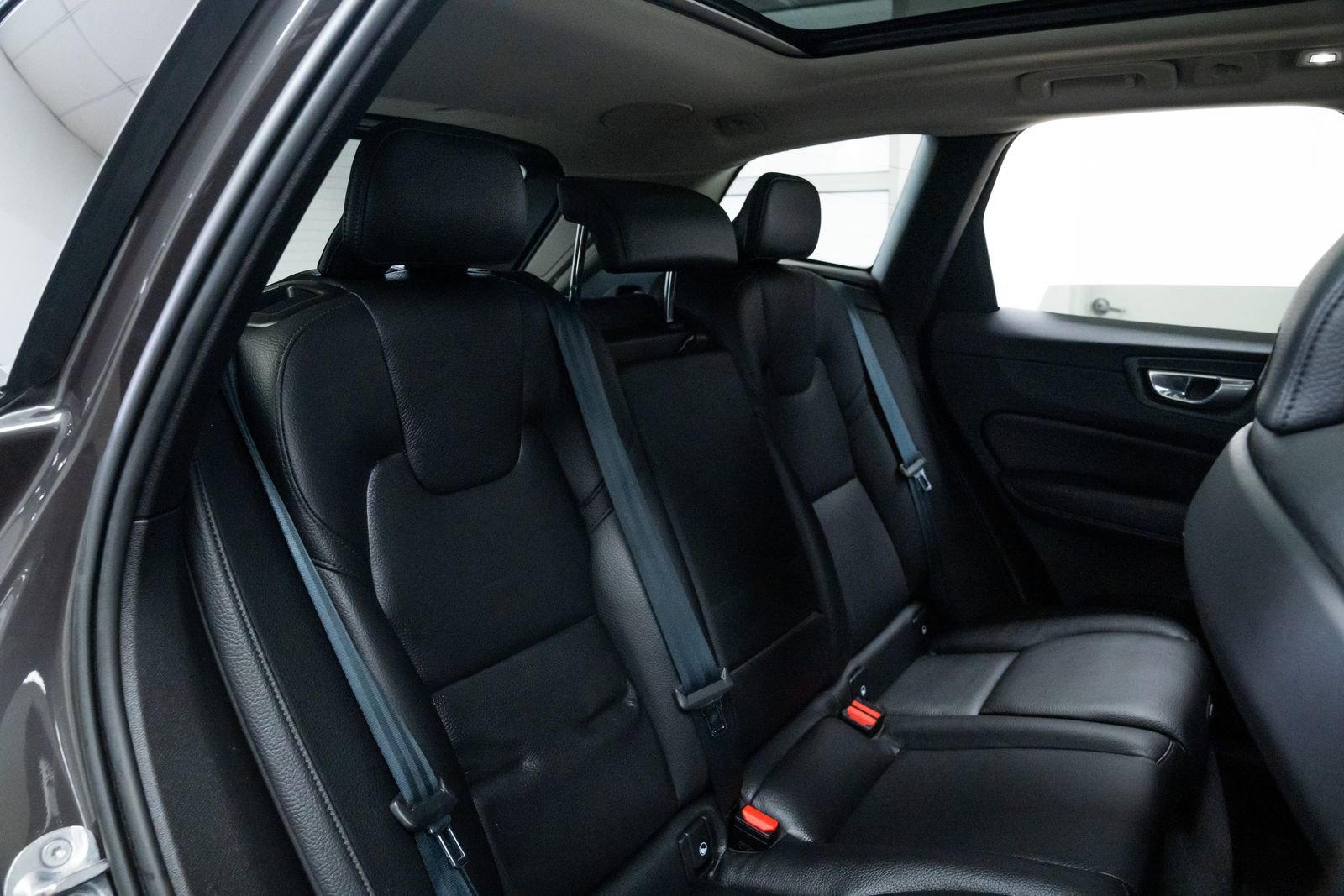 Used 2023 Volvo XC60 B5 Plus AWD/4WD image 23