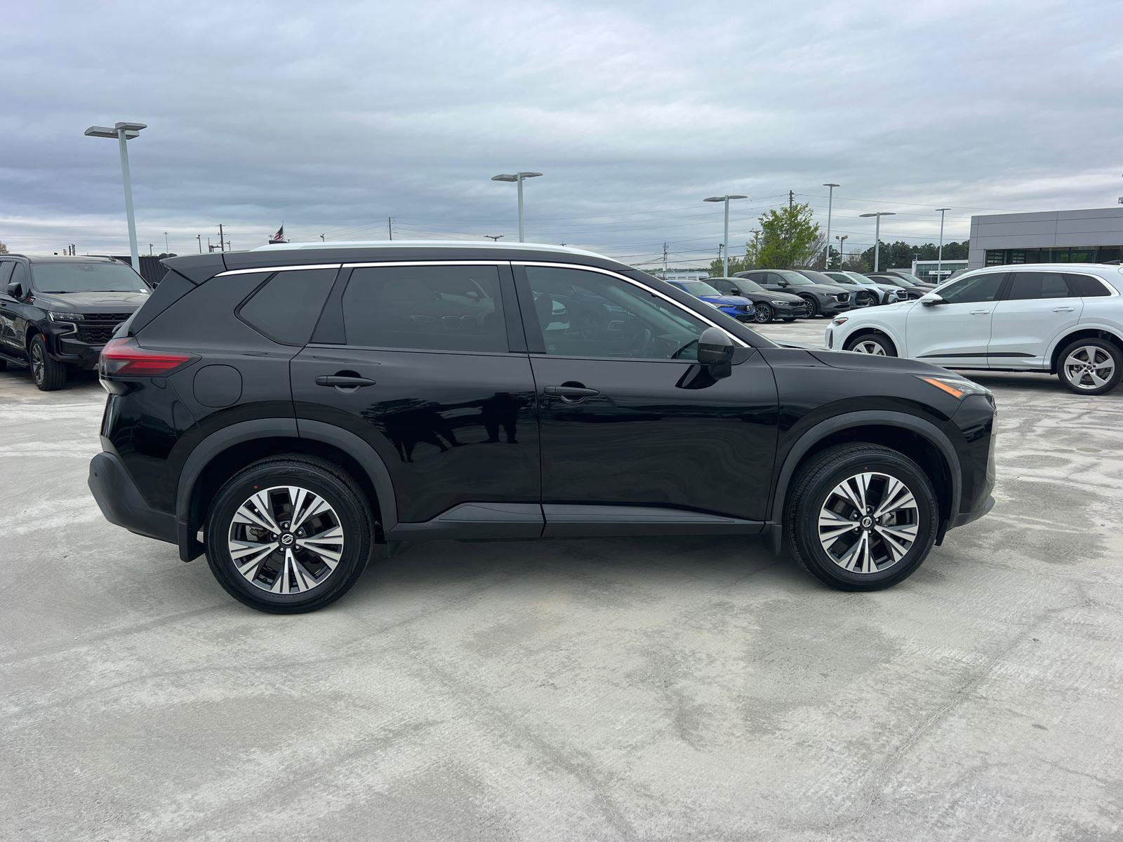 Used 2021 Nissan Rogue SV w/ Premium Package image 4