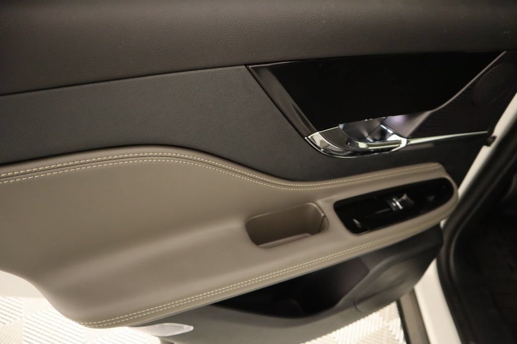New 2025 Lincoln Corsair Grand Touring AWD/4WD image 18