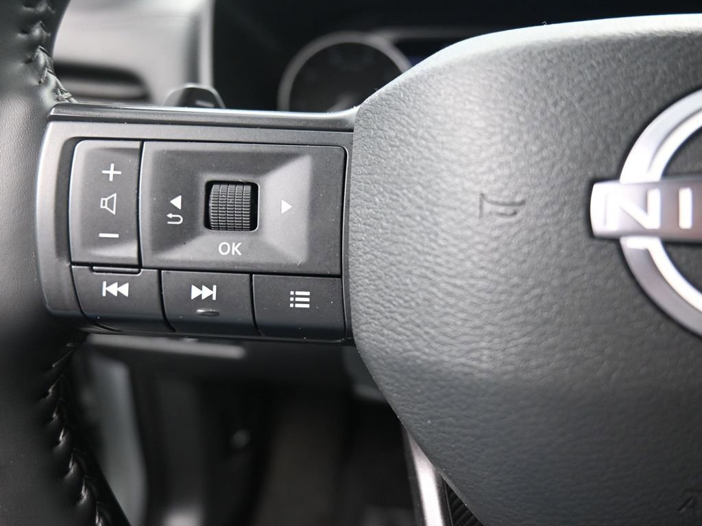 Used 2025 Nissan Rogue SV AWD/4WD image 18