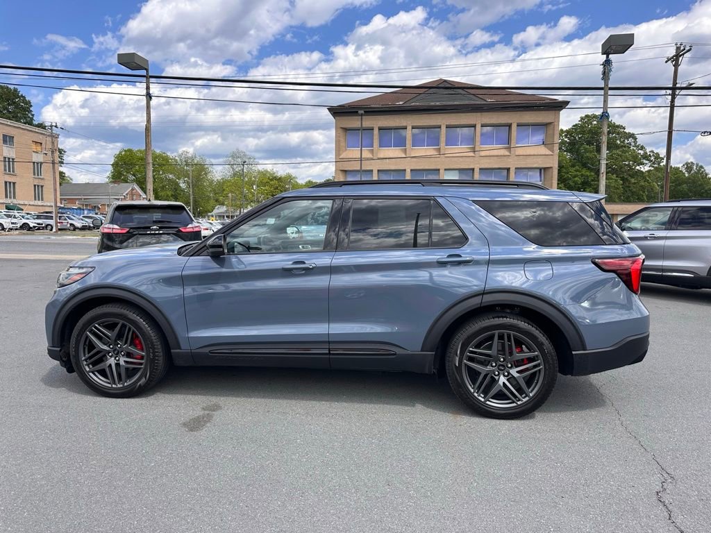 Used 2025 Ford Explorer ST AWD/4WD image 3
