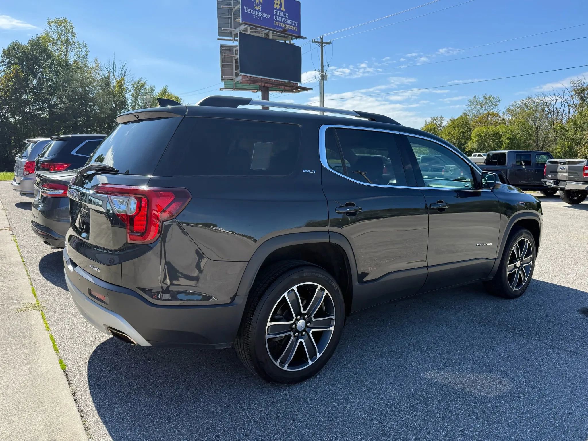 Used 2020 GMC Acadia SLT w/ Driver Alert Package II image 27