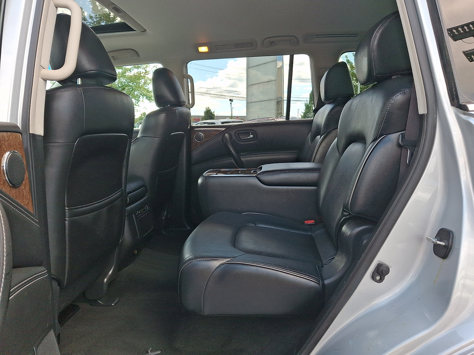 Used 2017 INFINITI QX80 4WD w/ Driver Assistance Package image 9