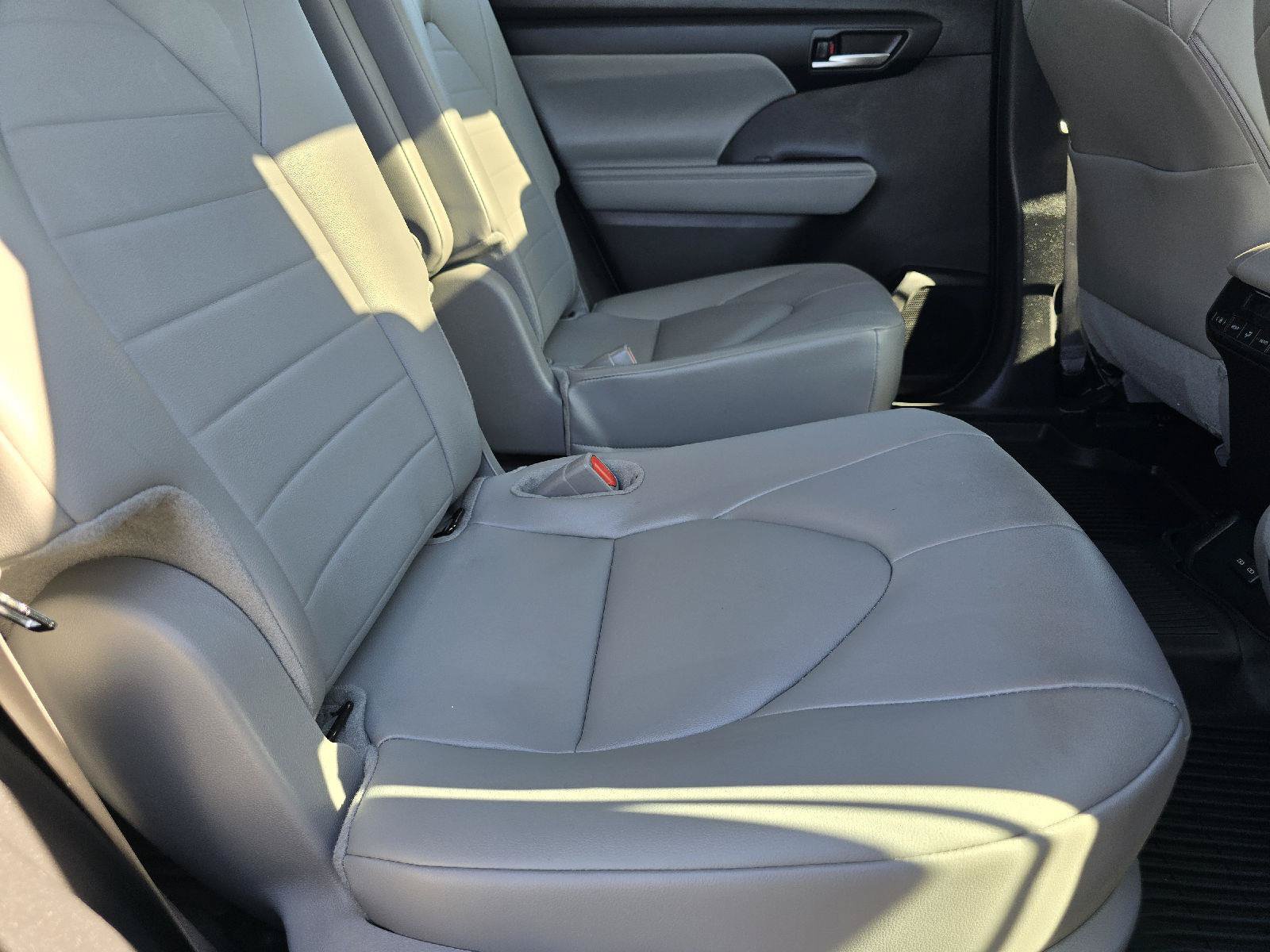 Used 2025 Toyota Highlander XLE AWD/4WD image 13