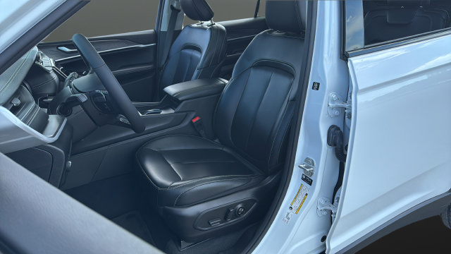 Used 2024 Jeep Grand Cherokee L Limited w/ Black Appearance Package AWD/4WD image 9