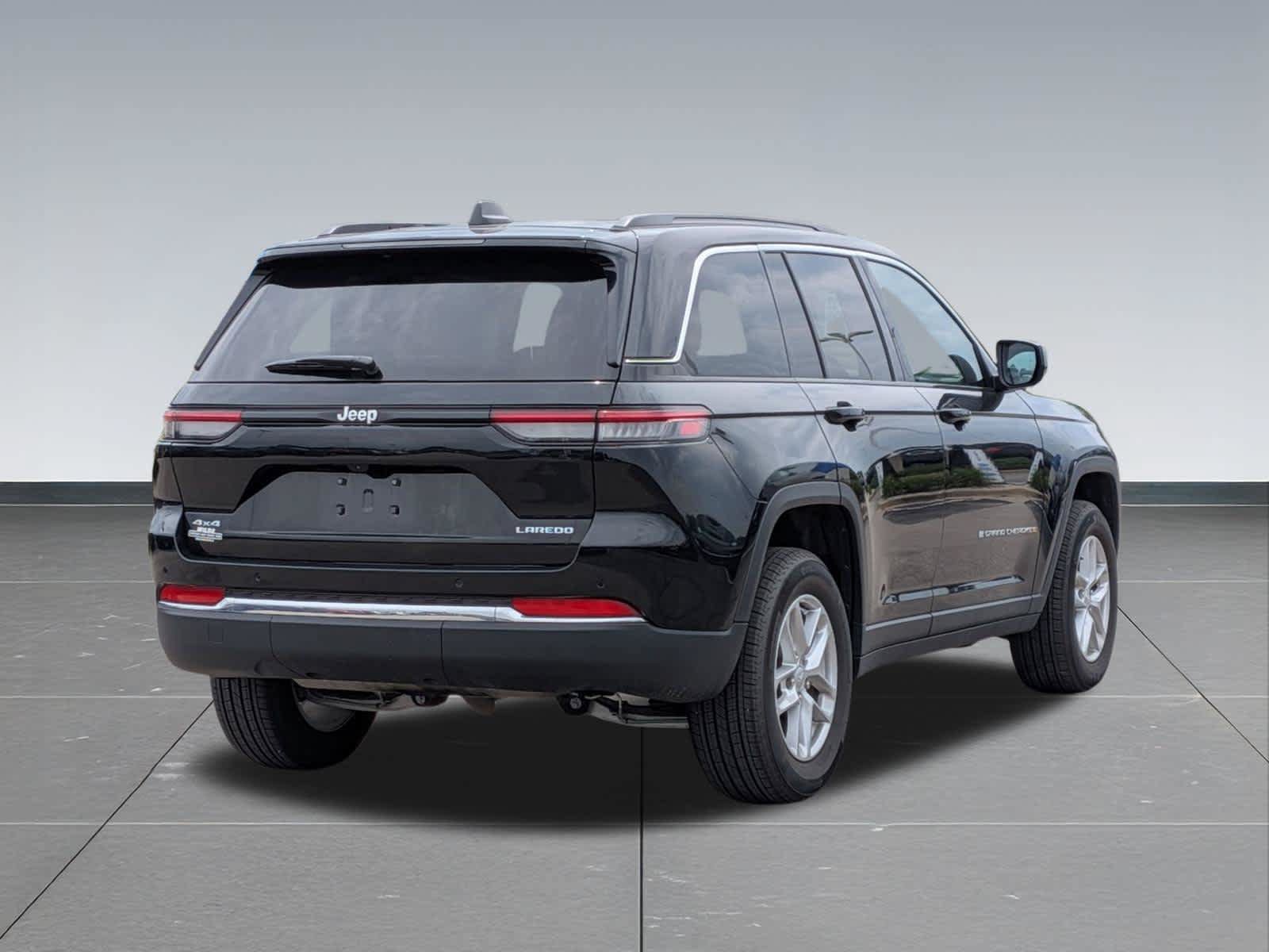 Used 2025 Jeep Grand Cherokee Laredo X w/ Luxury Tech Group I AWD/4WD image 5