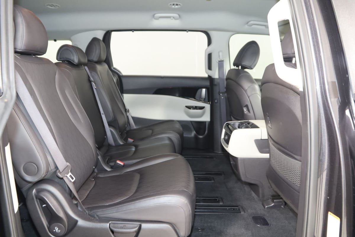 Used 2024 Kia Carnival EX FWD image 14