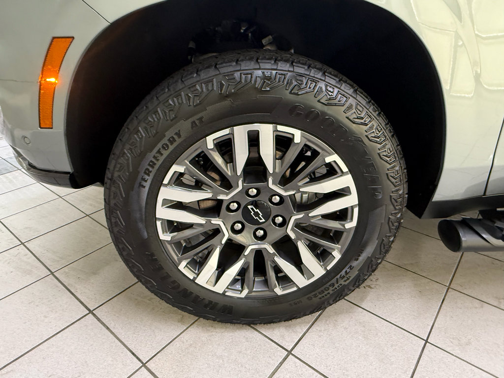 Certified 2025 Chevrolet Suburban Z71 AWD/4WD image 12
