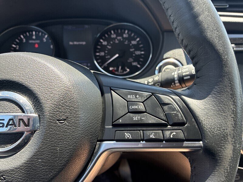 Used 2018 Nissan Rogue SV AWD/4WD image 16
