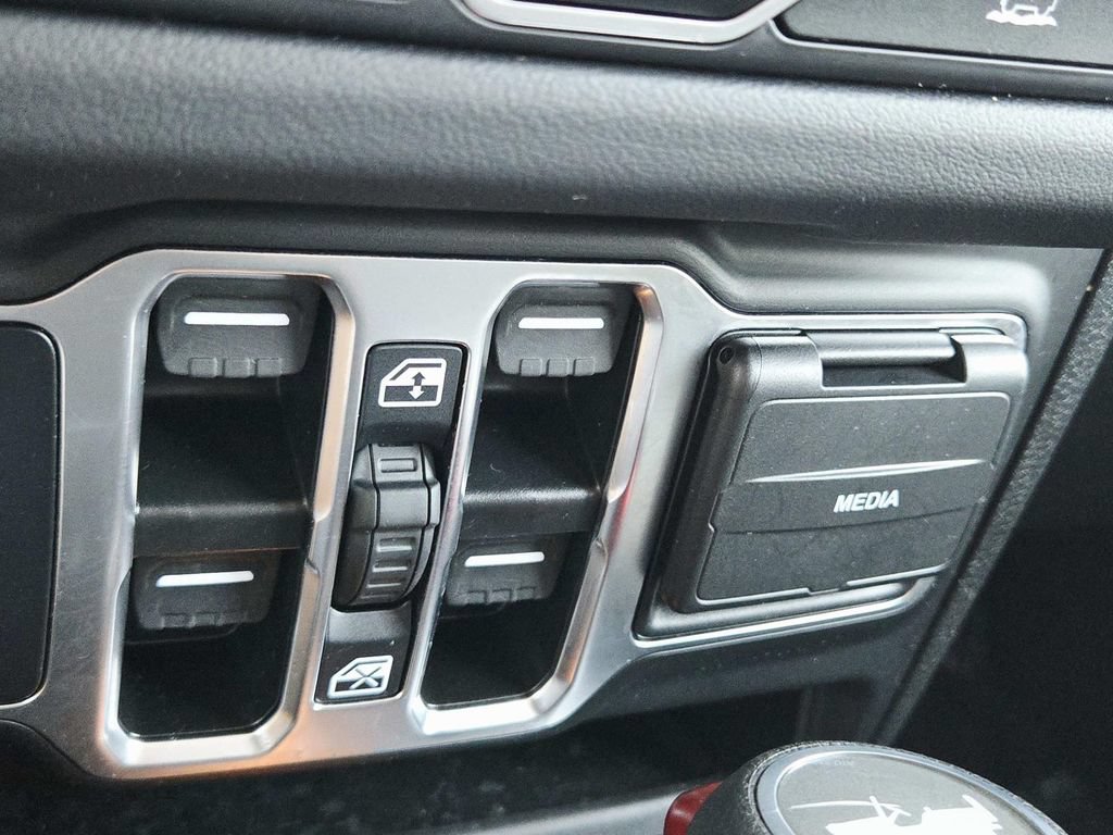 Certified 2025 Jeep Wrangler Unlimited Sahara AWD/4WD image 31