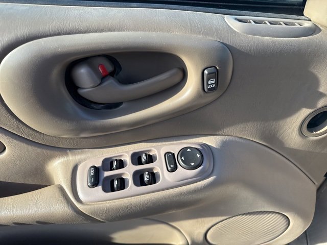 Used 2004 Pontiac Bonneville SE w/ 1SC Preferred Equipment Group image 4