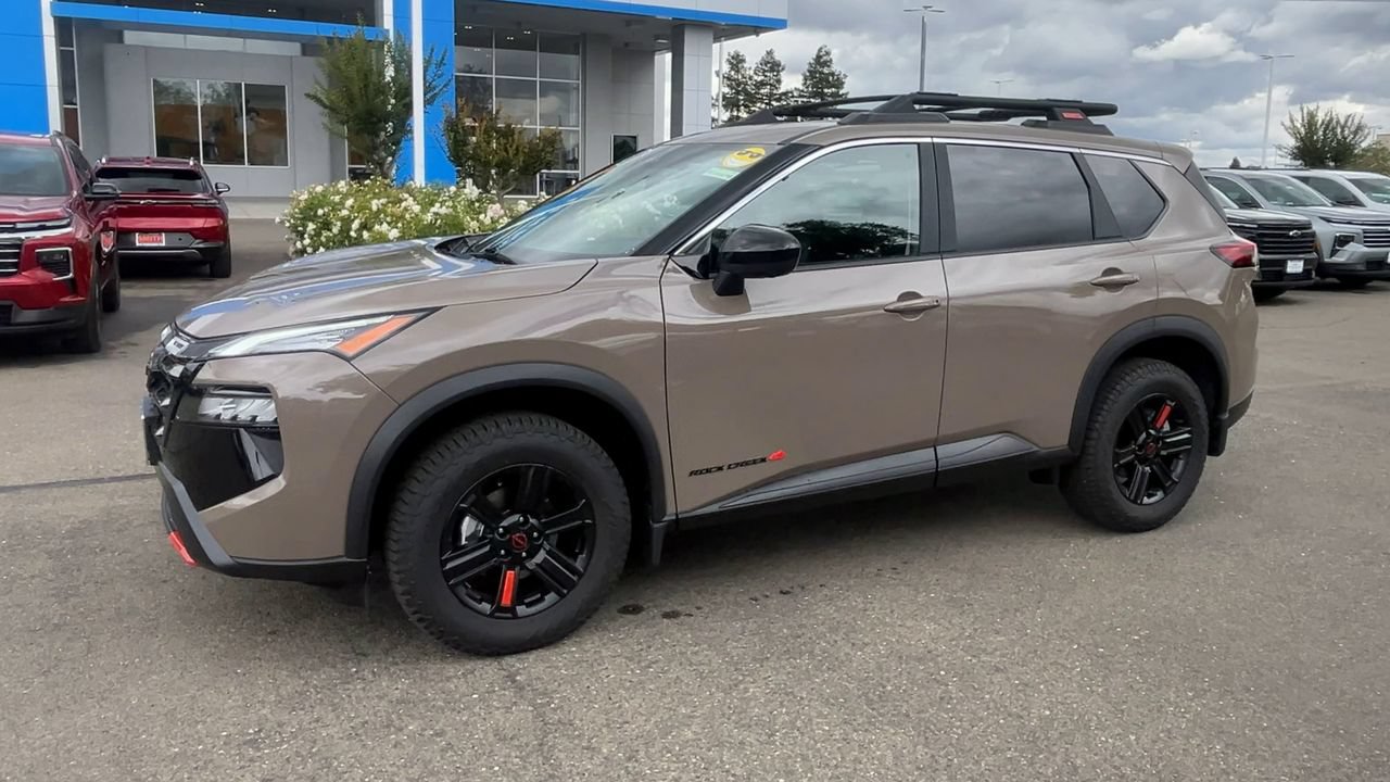 Used 2025 Nissan Rogue SV AWD/4WD image 3