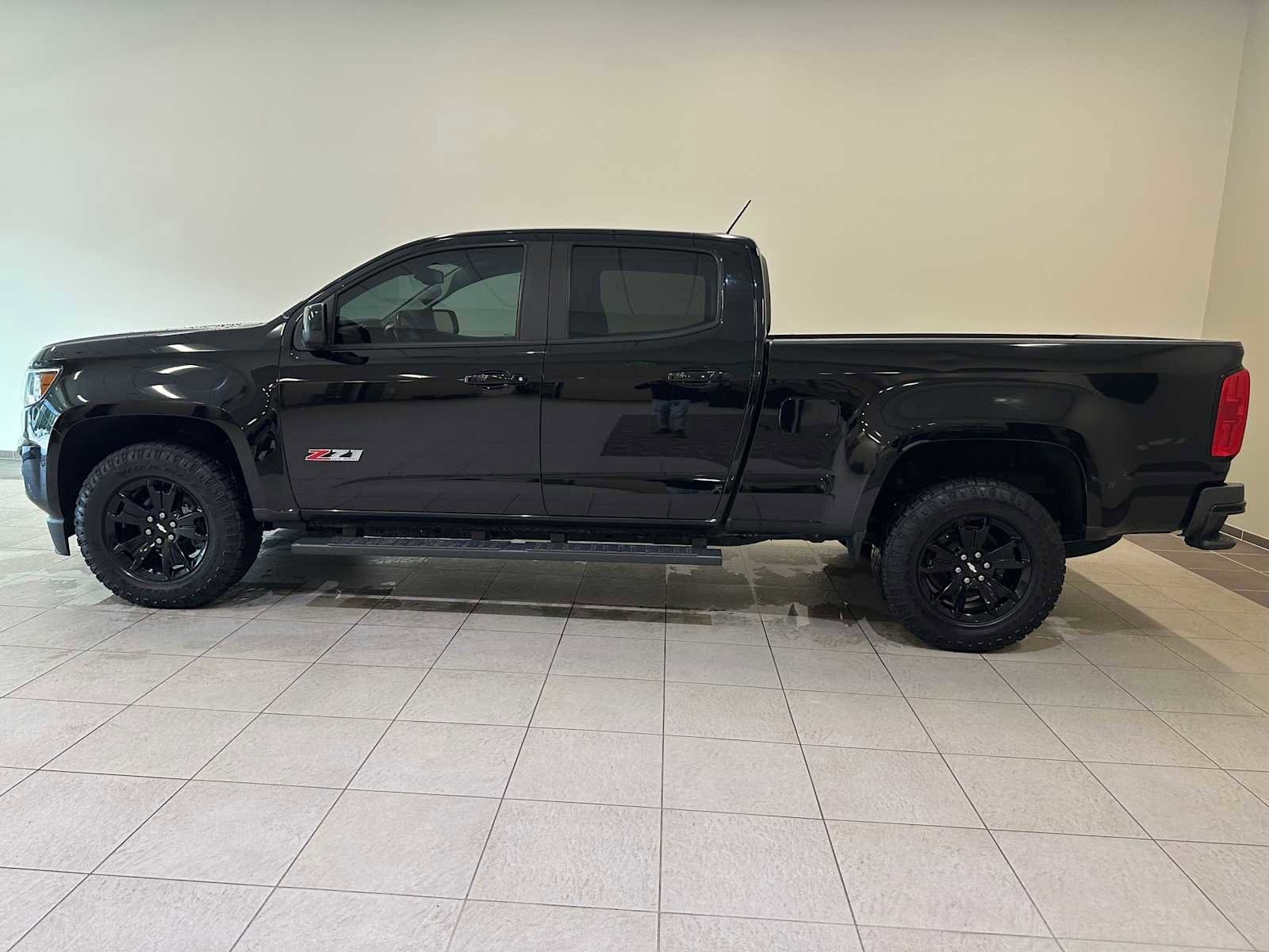 Used 2019 Chevrolet Colorado Z71 w/ Z71 Midnight Edition image 3