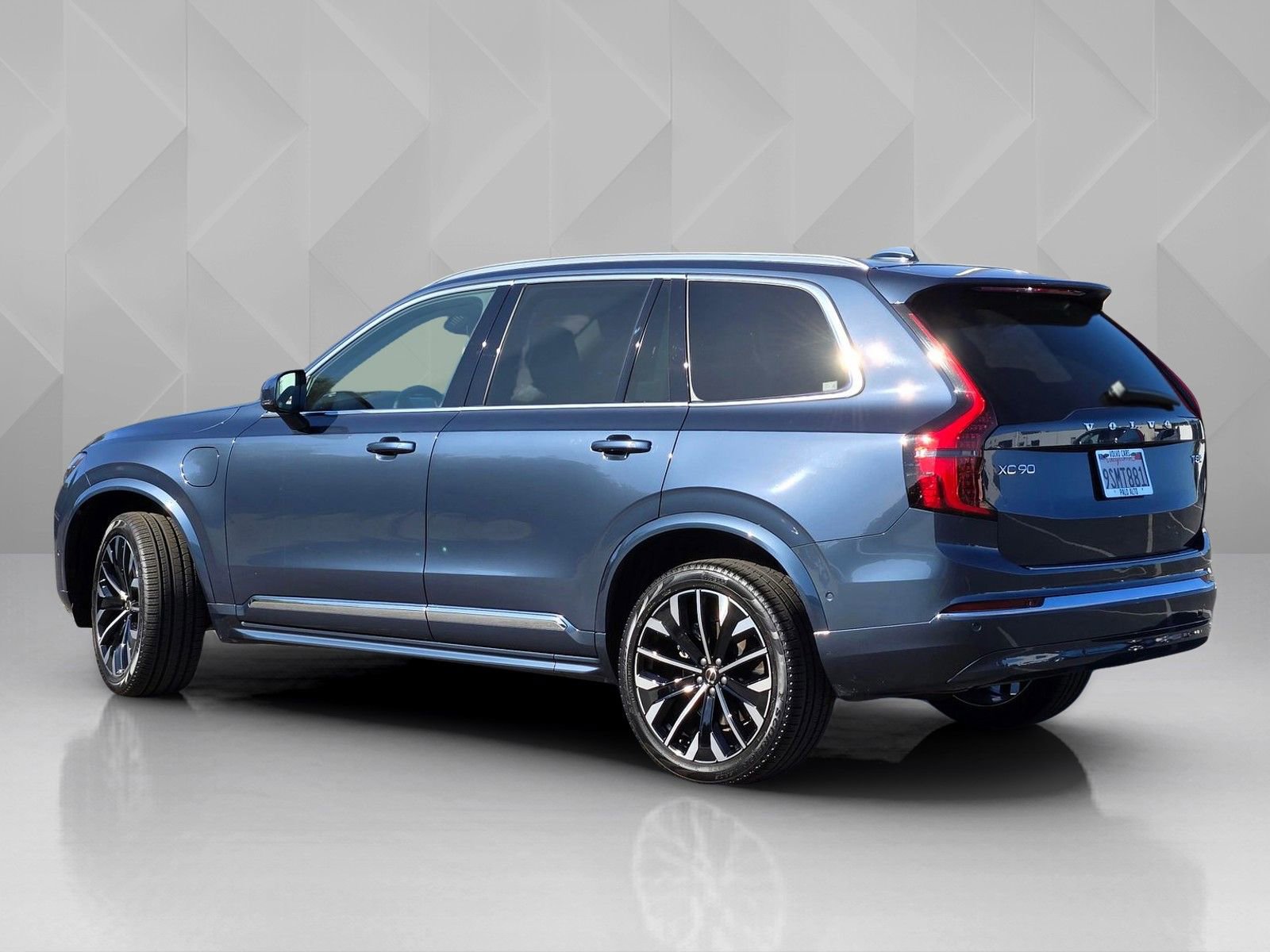 Certified 2025 Volvo XC90 T8 Ultra w/ Protection Package Premier image 4