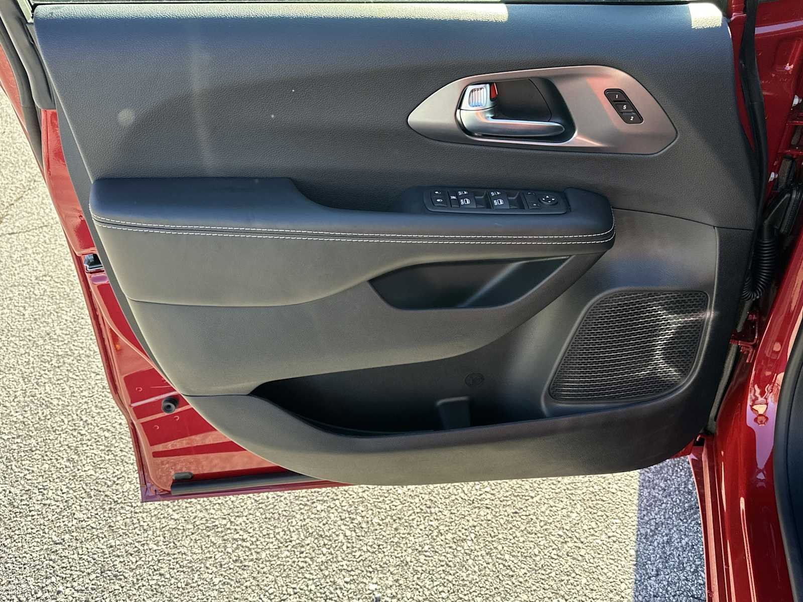 New 2026 Chrysler Pacifica Select FWD image 10