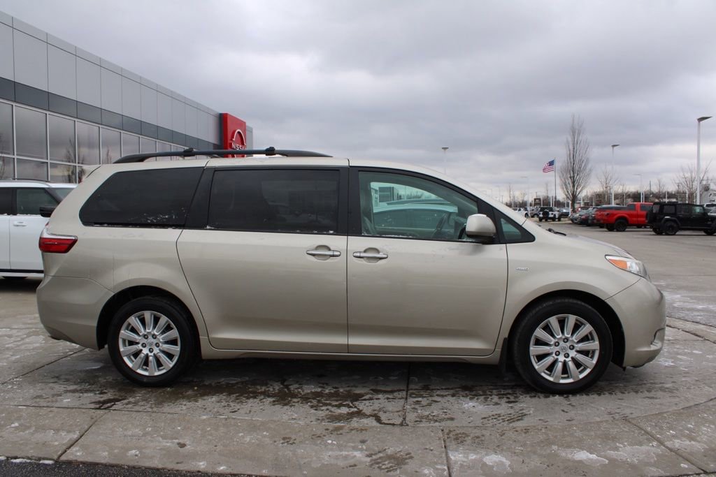 Used 2017 Toyota Sienna XLE Premium image 6