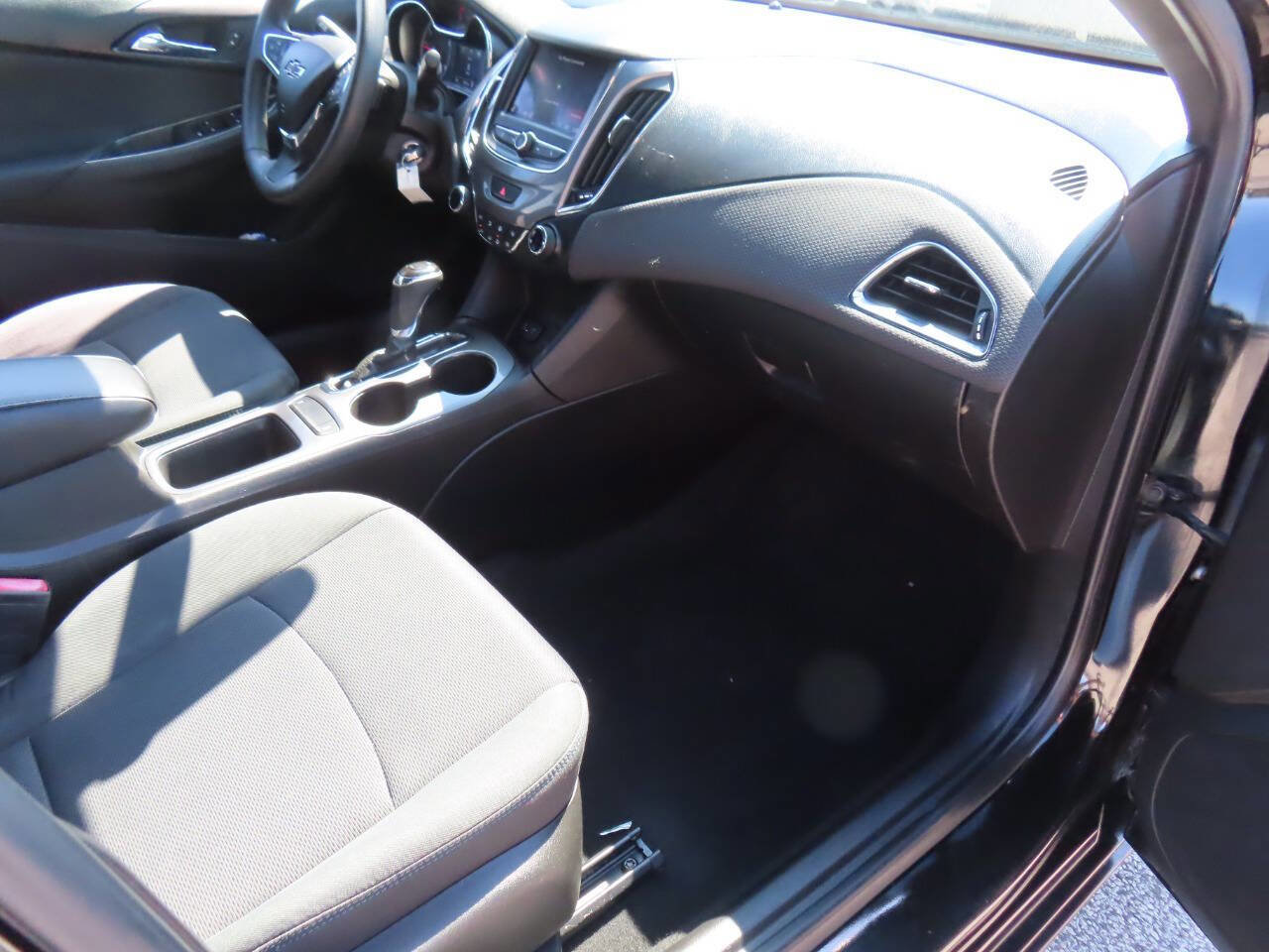 Used 2019 Chevrolet Cruze LT w/ RS Package FWD image 16