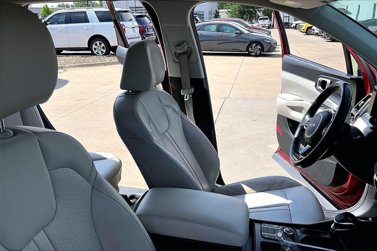 Used 2022 Kia Sorento S FWD image 28