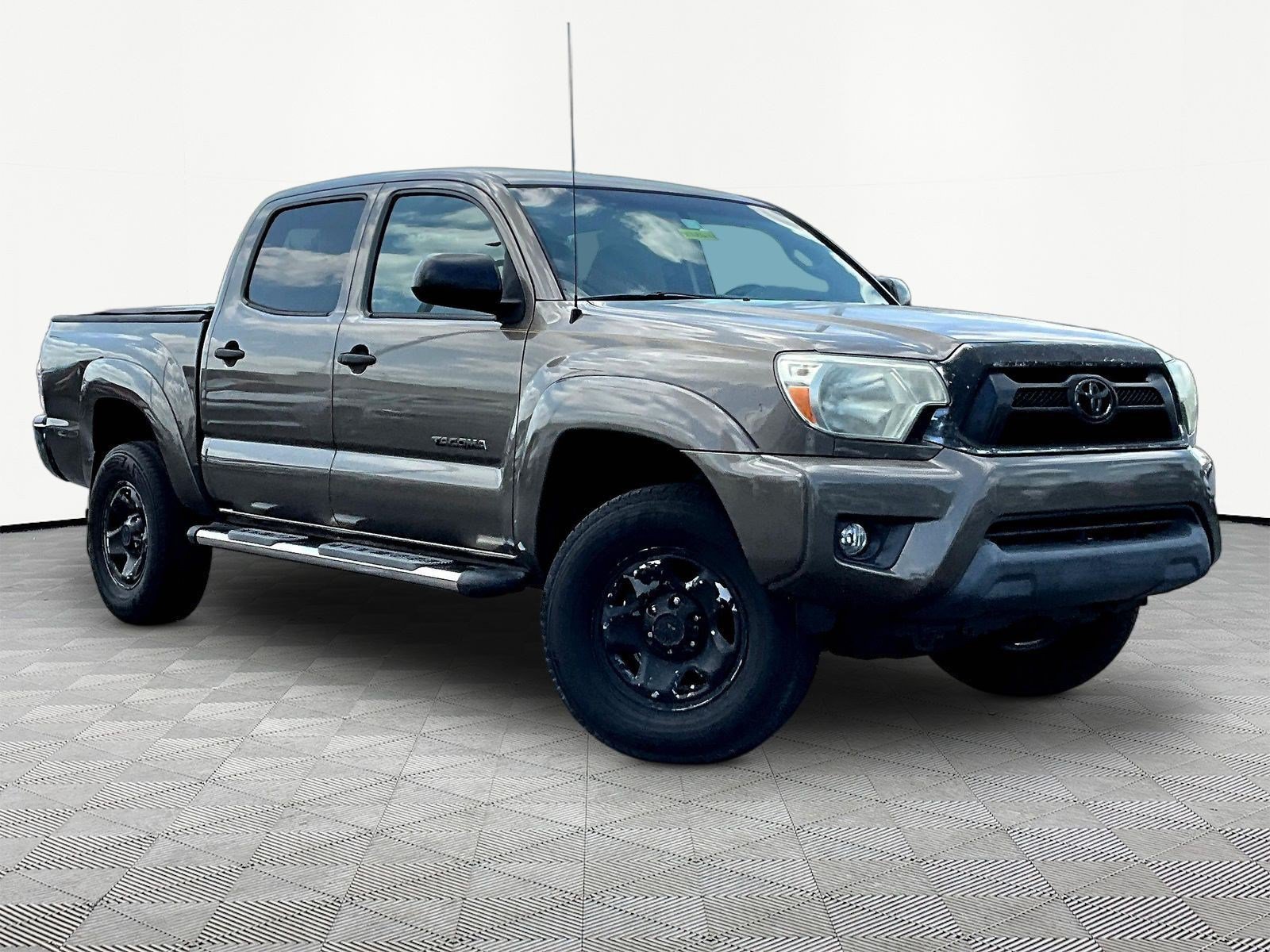 Used 2015 Toyota Tacoma PreRunner w/ SR5 Package RWD image 3