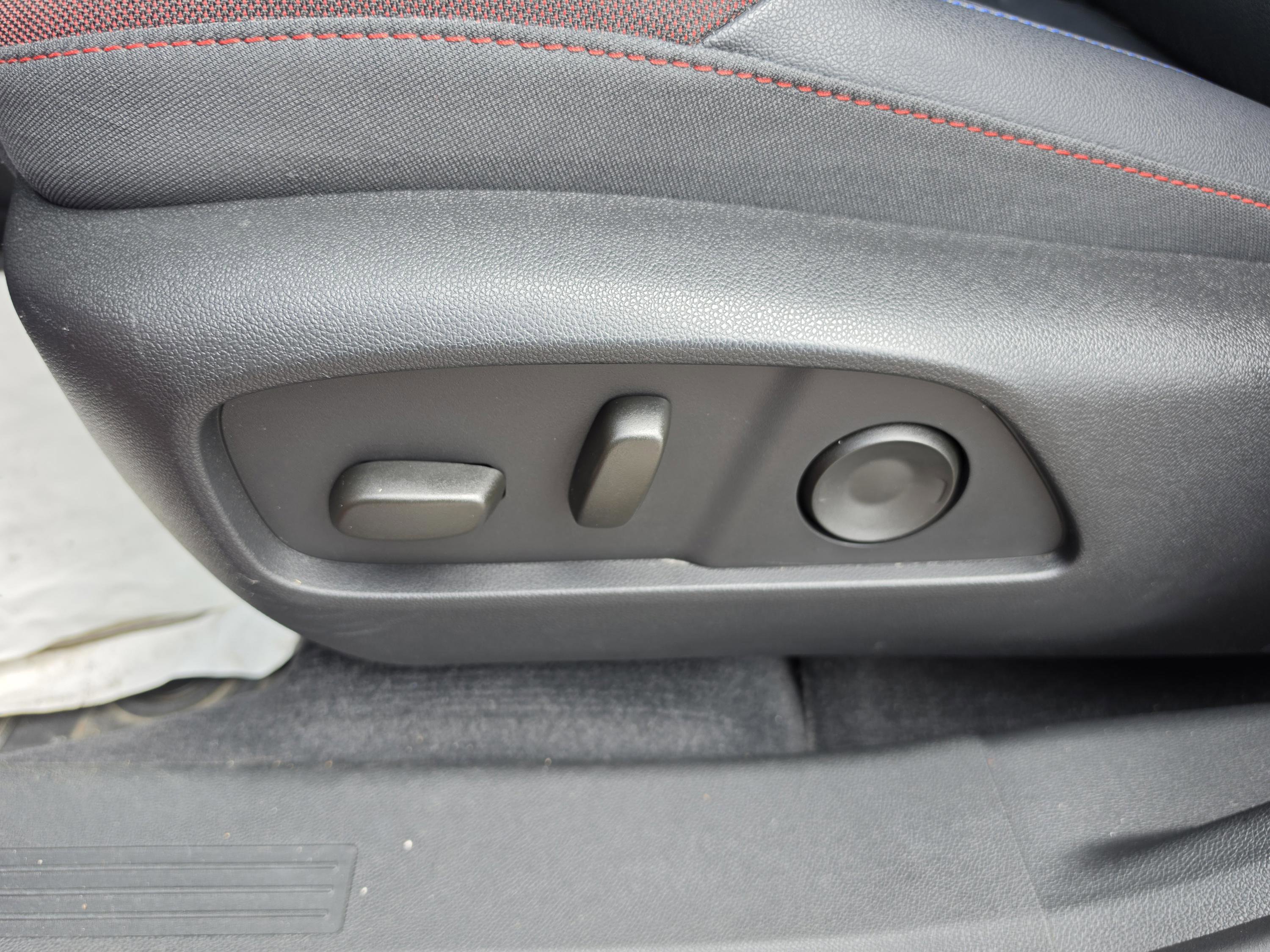 Used 2025 Chevrolet Equinox RS w/ Safety and Technology Package AWD/4WD image 23