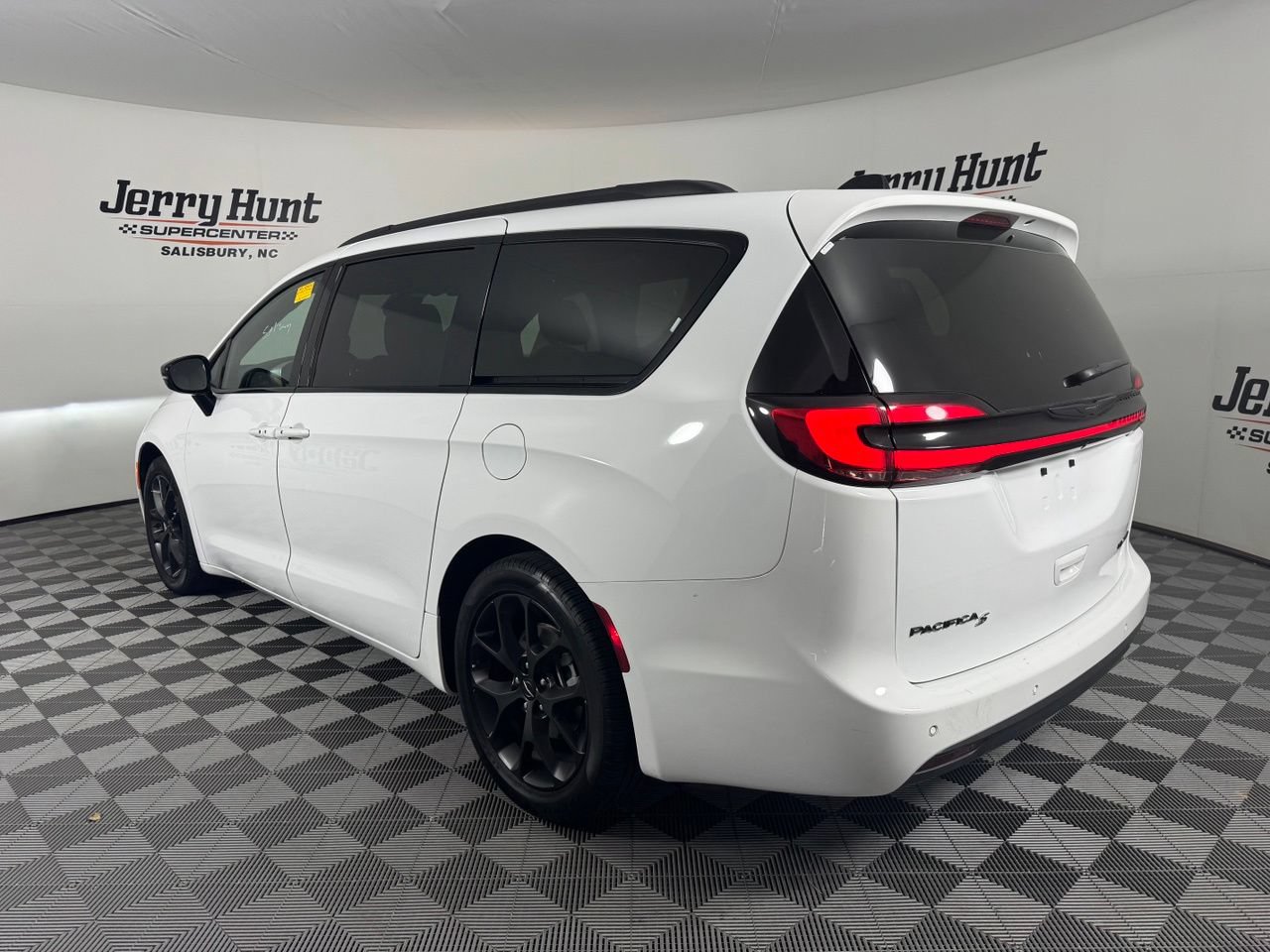 Used 2025 Chrysler Pacifica Limited FWD image 9