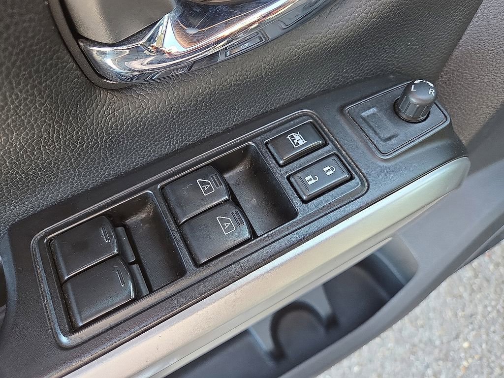 Used 2023 Nissan Titan SV image 23