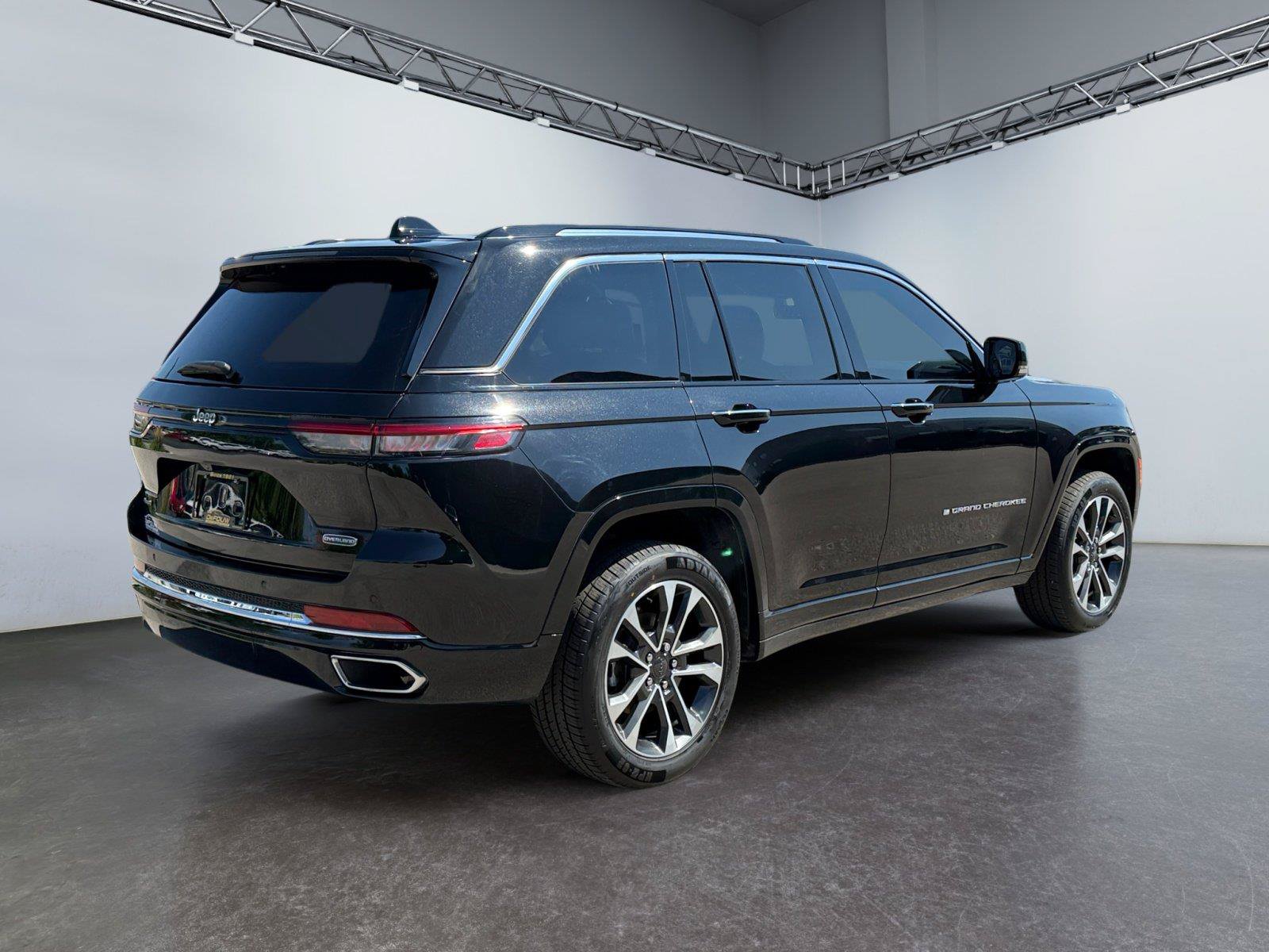 Used 2022 Jeep Grand Cherokee Overland AWD/4WD image 3