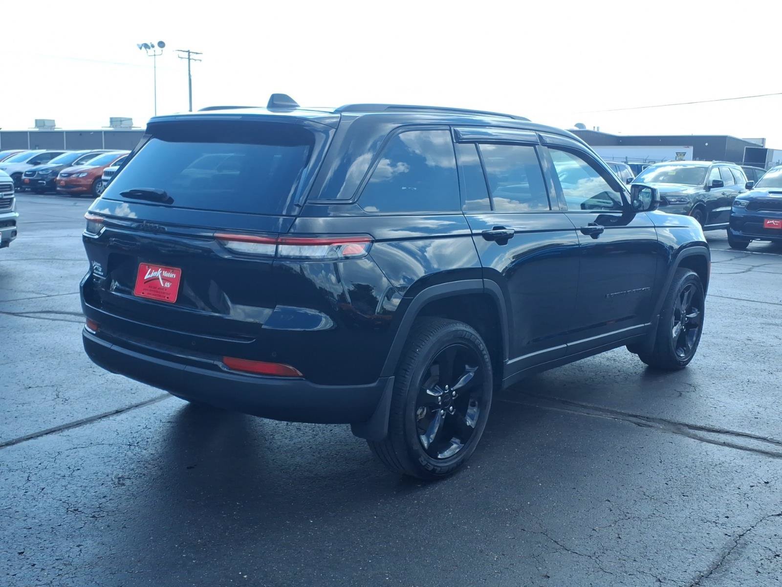 Used 2023 Jeep Grand Cherokee Altitude AWD/4WD image 4